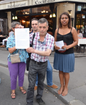 La délégation à sa sortie de l’ambassade