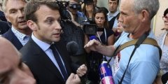 E. Macron exhibant son costard
